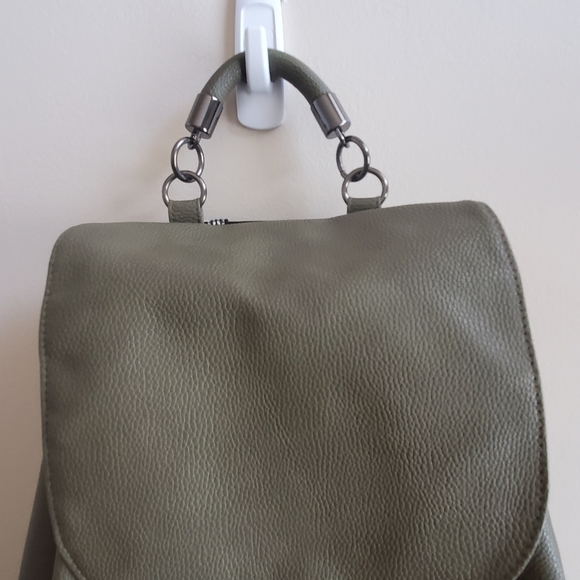 Atmosphere Vegan leather Backpack - Khaki colour with trendy traps contrast - Picture 4 of 13